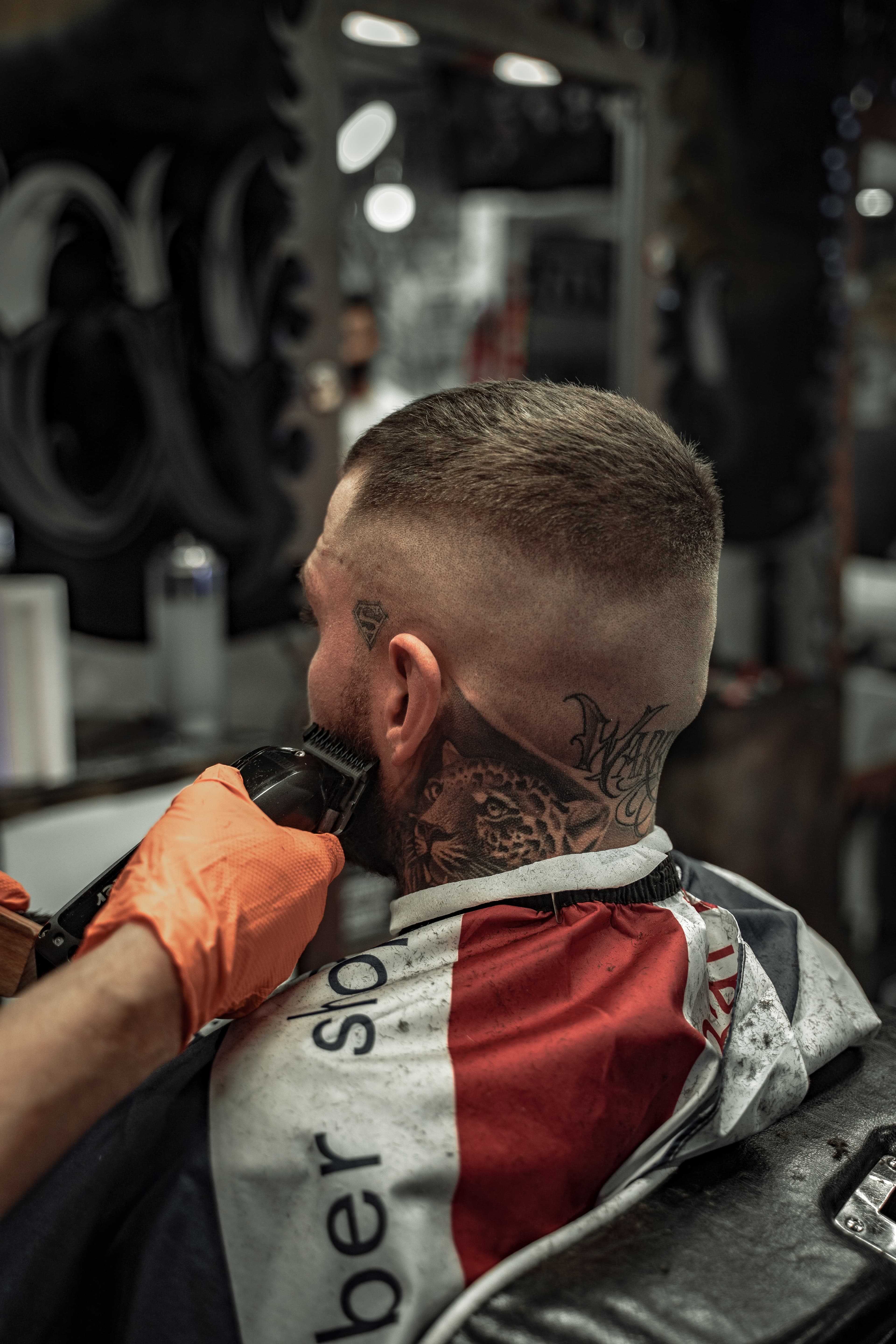 Cliente sendo atendido em uma barbearia
