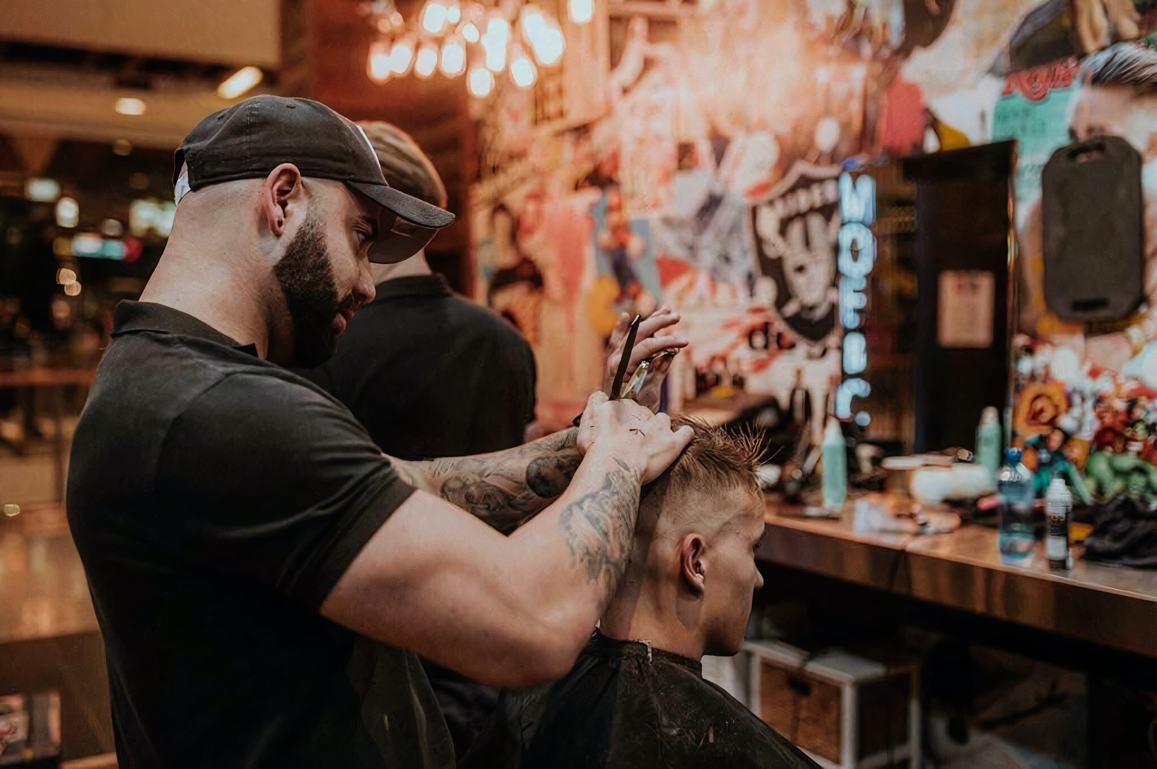Atendimento em barbearia da Rede Cutzone